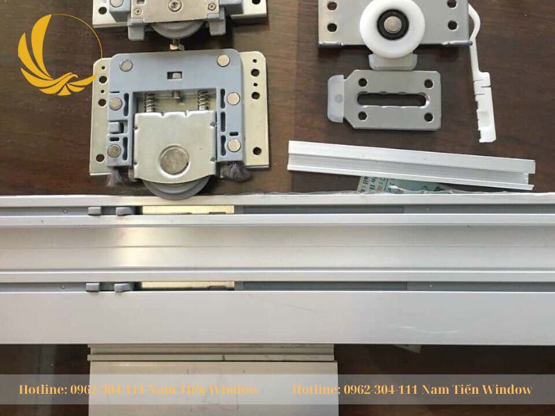 Các loại phụ kiện đi liền với sản xuất lắp đặt tủ cánh kính khung nhôm Các loại phụ kiện đi liền với sản xuất lắp đặt tủ cánh kính