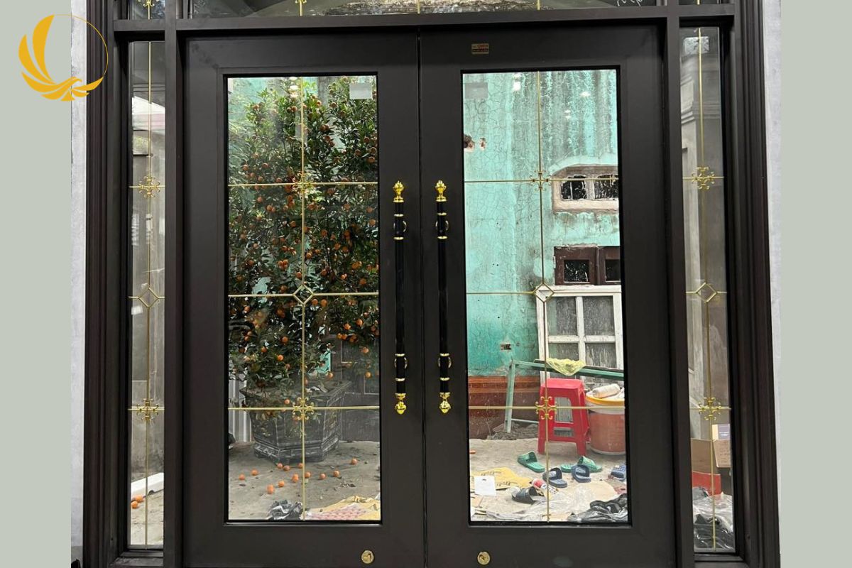 Cửa Nhôm Owin 14 Mẫu cửa nhôm owin thuỷ lực màu đen cho cửa đi biệt thự