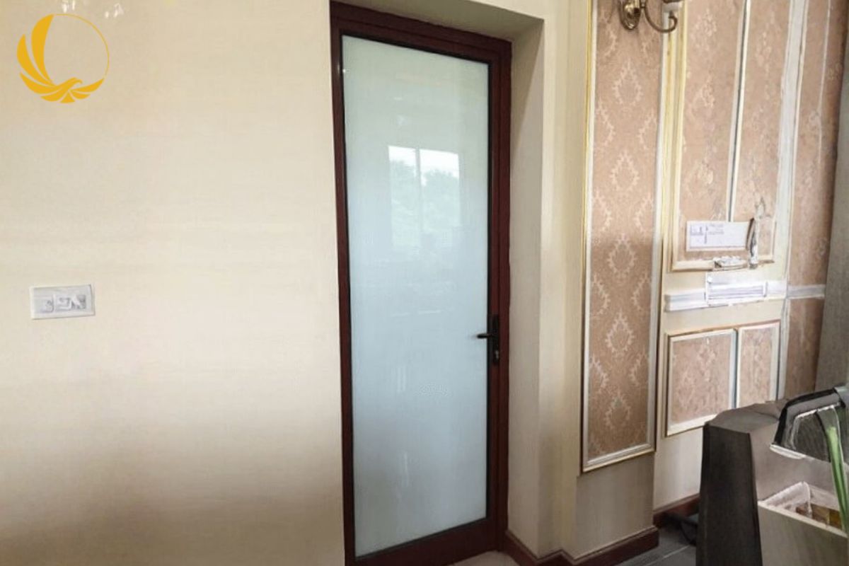 Cửa nhà vệ sinh nhôm kính mở quay chắc chắn, chống nước hiệu quả