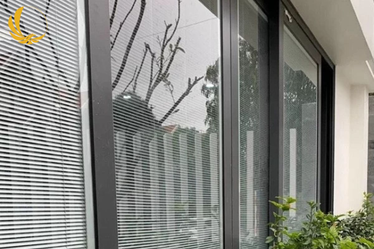 Mẫu cửa nhôm Xingfa kính hộp rèm tinh tế cho mọi công trình