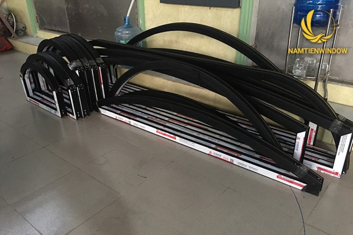 Cửa uốn vòm được làm từ thanh nhôm xingfa hệ 55, 93 có độ dày từ 1.8 – 2.0mm với các màu như trắng sứ, ghi, cafe, vân gỗ