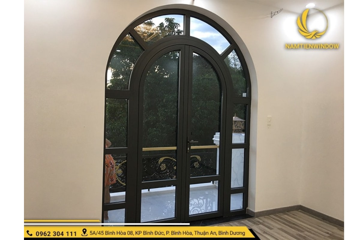 Cửa nhôm xingfa uốn vòm với thiết kế đẹp mắt phù hợp cho các công trình cổ điển, tân cổ điển