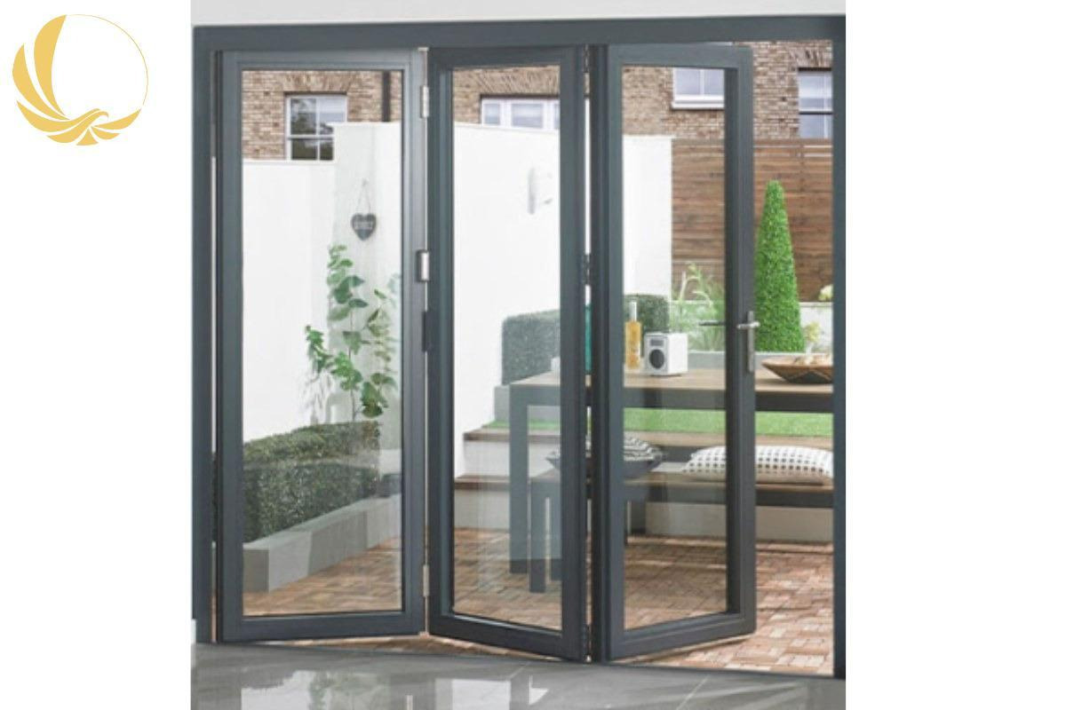 Mẫu cửa nhôm xingfa xếp trượt 3 cánh giúp tối ưu không gian lối đi cho ban công chung cư