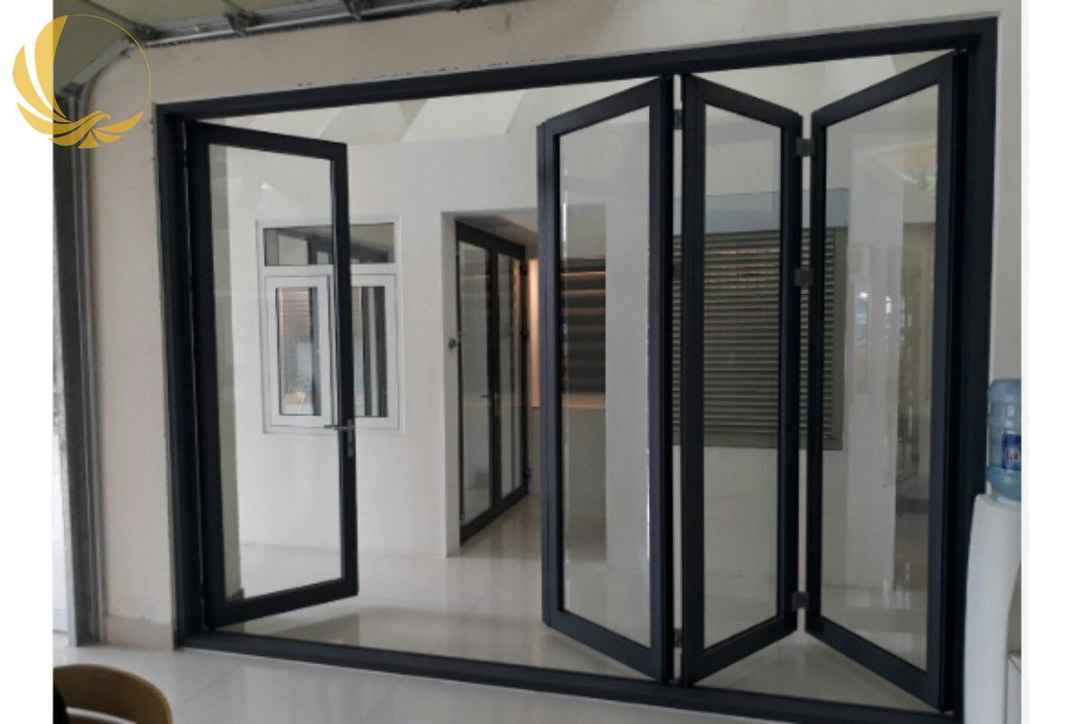 Thiết kế linh hoạt của mẫu cửa nhôm xingfa xếp trượt 4 cánh phối hợp giữa cánh xếp và cánh mở quay