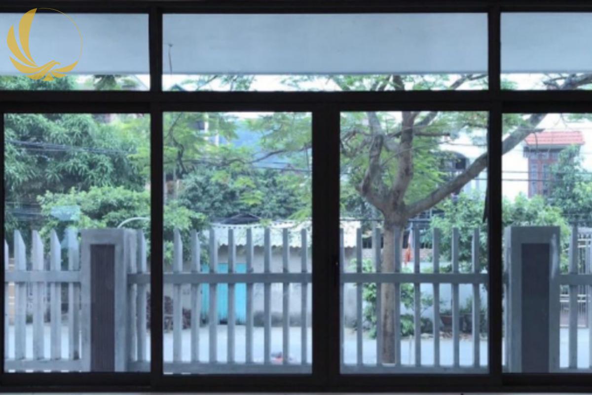 Mẫu cửa sổ nhôm xingfa 4 cánh kết hợp kính cường lực