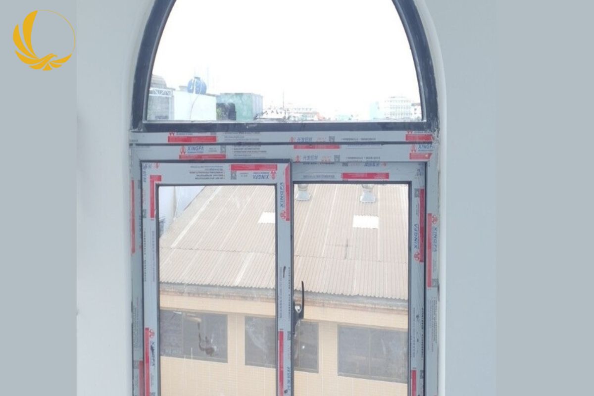 Mẫu cửa sổ lùa 2 cánh thiết kế vòm tròn phía trên