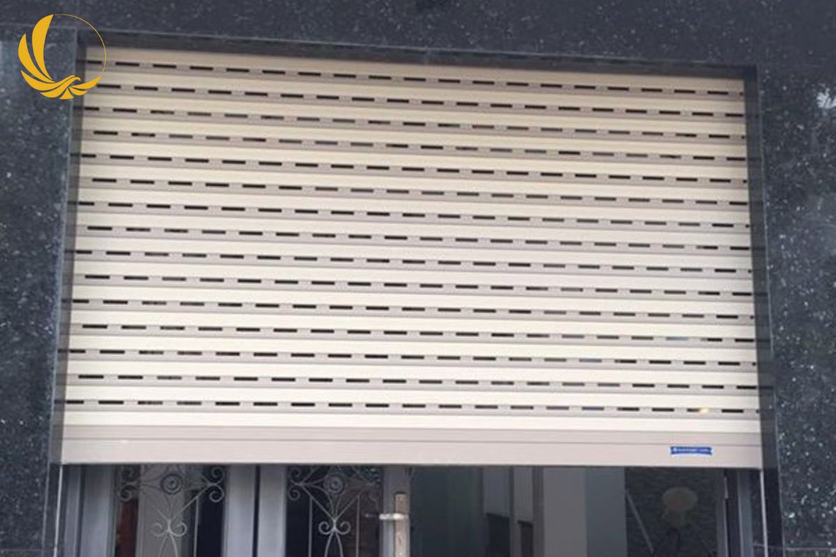 Lắp đặt cửa cuốn xuyên sáng cho showroom trên đường Nguyễn Huệ quận 1