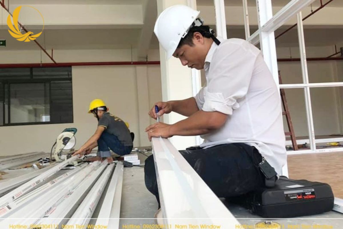 Quy trình lắp đặt vách kính cường lực tại Nam Tiến đảm bảo chuẩn kỹ thuật và độ an toàn
