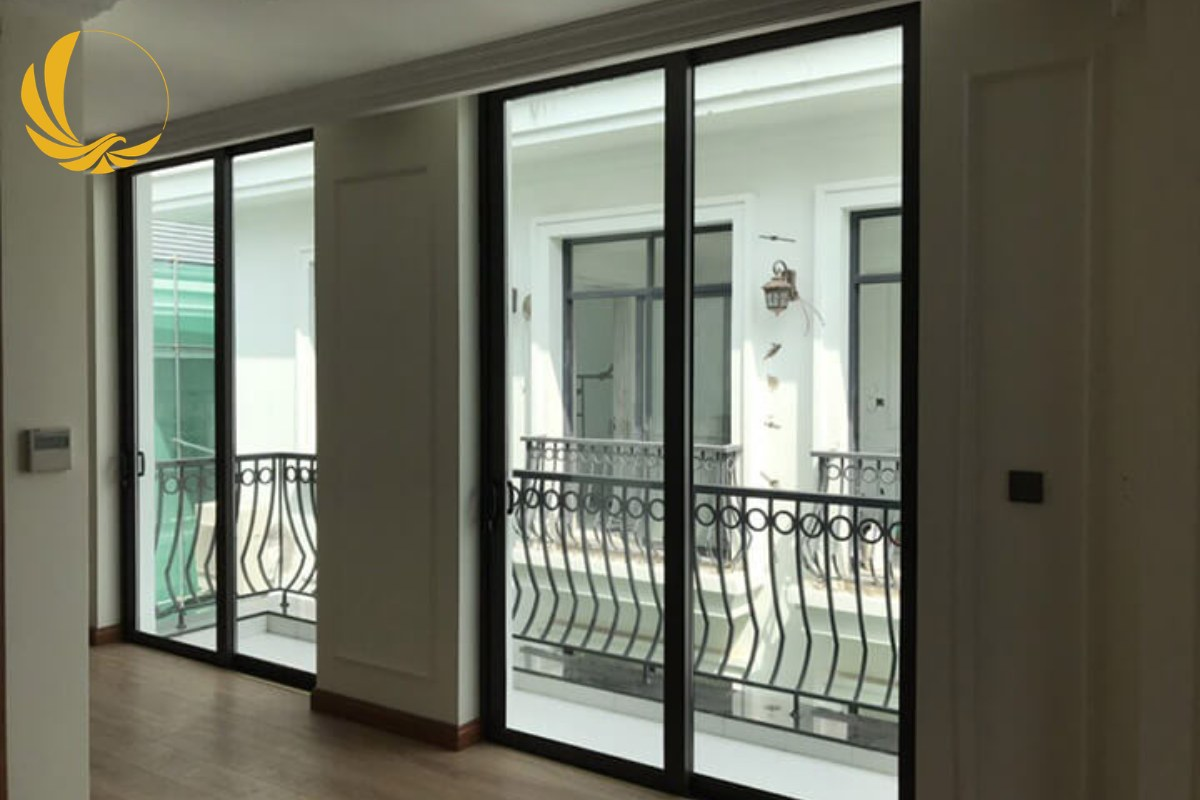 Cửa đi mở trượt nhôm Xingfa 2 cánh cho căn hộ chung cư