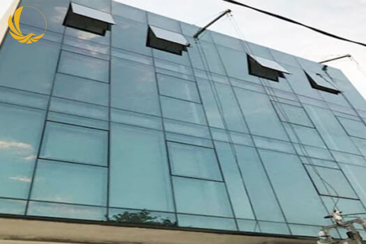 Vách Kính Cường Lực Mặt Tiền 4 Mẫu vách kính cường lực mặt tiền giấu đố