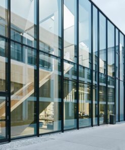 Vách ngăn kính cường lực là gì và đặc điểm an toàn vượt trội