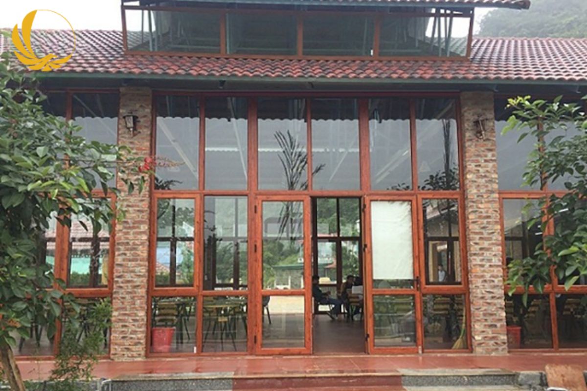 Màu vân gỗ ấm áp giúp không gian trở nên gần gũi và đẳng cấp