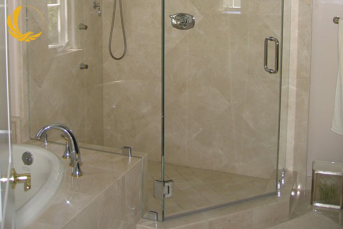Cửa kính mở quay truyền thống với bản lề inox vận hành êm ái
