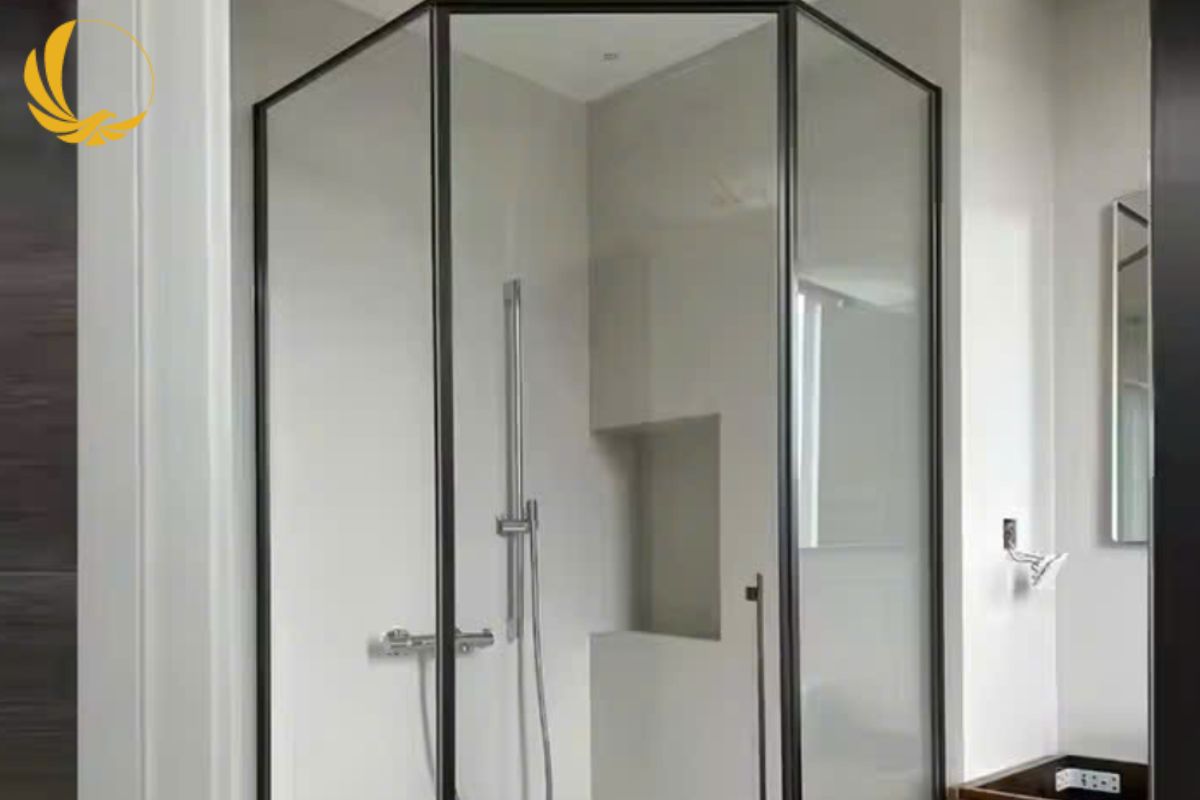 Khung inox đen tạo điểm nhấn cá tính cho không gian tắm đứng