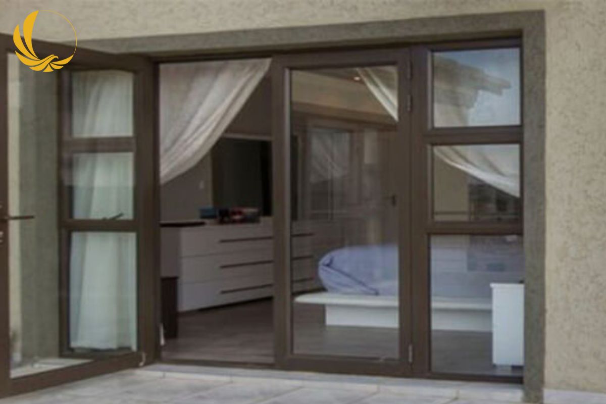 Mẫu cửa lùa bốn cánh màu nâu cafe bền màu cho phòng ngủ