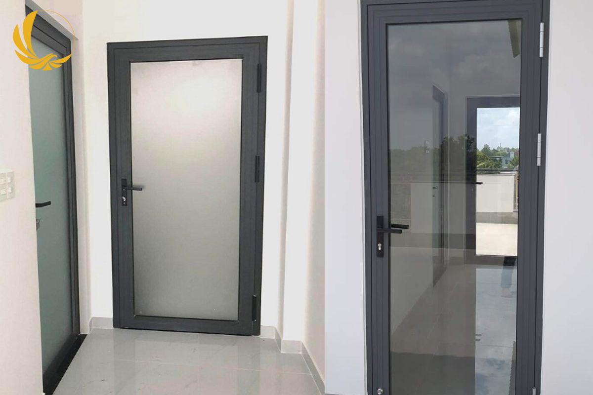 Mẫu cửa kính phòng ngủ một cánh mở quay màu xám ghi đẹp