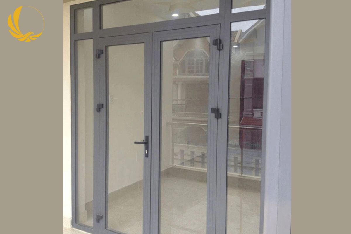 Mẫu cửa đi bốn cánh mở quay cho phòng ngủ Master diện tích rộng