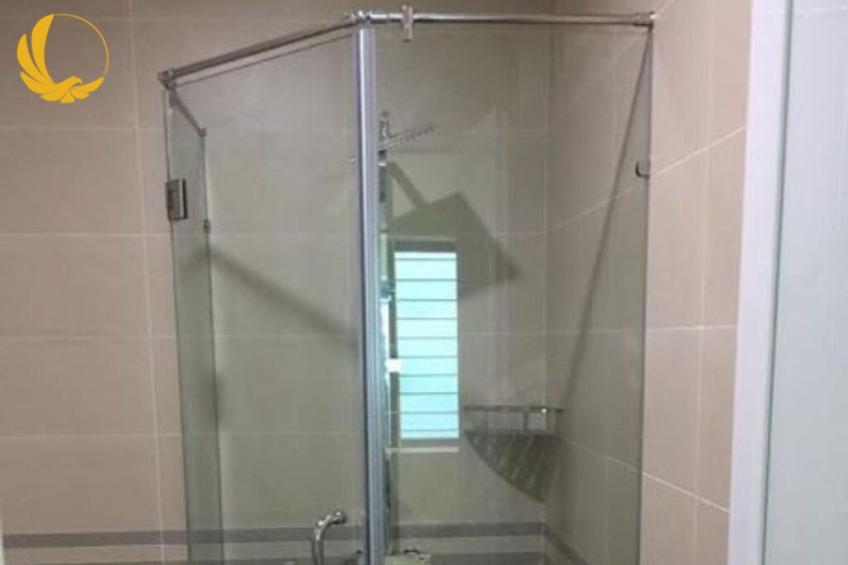 Vách thẳng cố định giúp tiết kiệm diện tích cho phòng tắm nhỏ