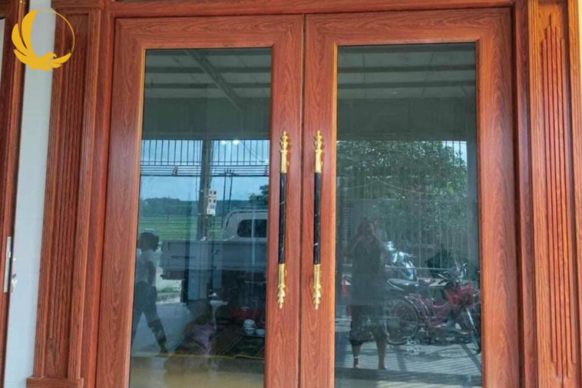 Cửa nhôm thủy lực Singhal gồm khung nhôm, kính cường lực, bản lề sàn và hệ phụ kiện đồng bộ