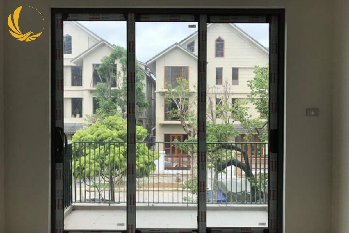 Mẫu cửa đi lùa nhôm xingfa hệ 55 3 cánh giúp mở rộng không gian đón gió và kết nối hài hòa với thiên nhiên