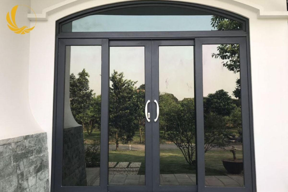 Mẫu cửa đi lùa nhôm xingfa hệ 55 4 cánh sang trọng tạo sự bề thế cho mặt tiền nhà phố
