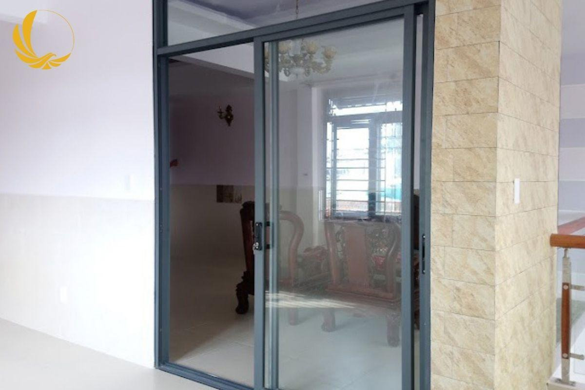 Mẫu cửa đi lùa nhôm xingfa hệ 93 với thiết kế khung bản lớn vững chãi cho căn hộ cao tầng