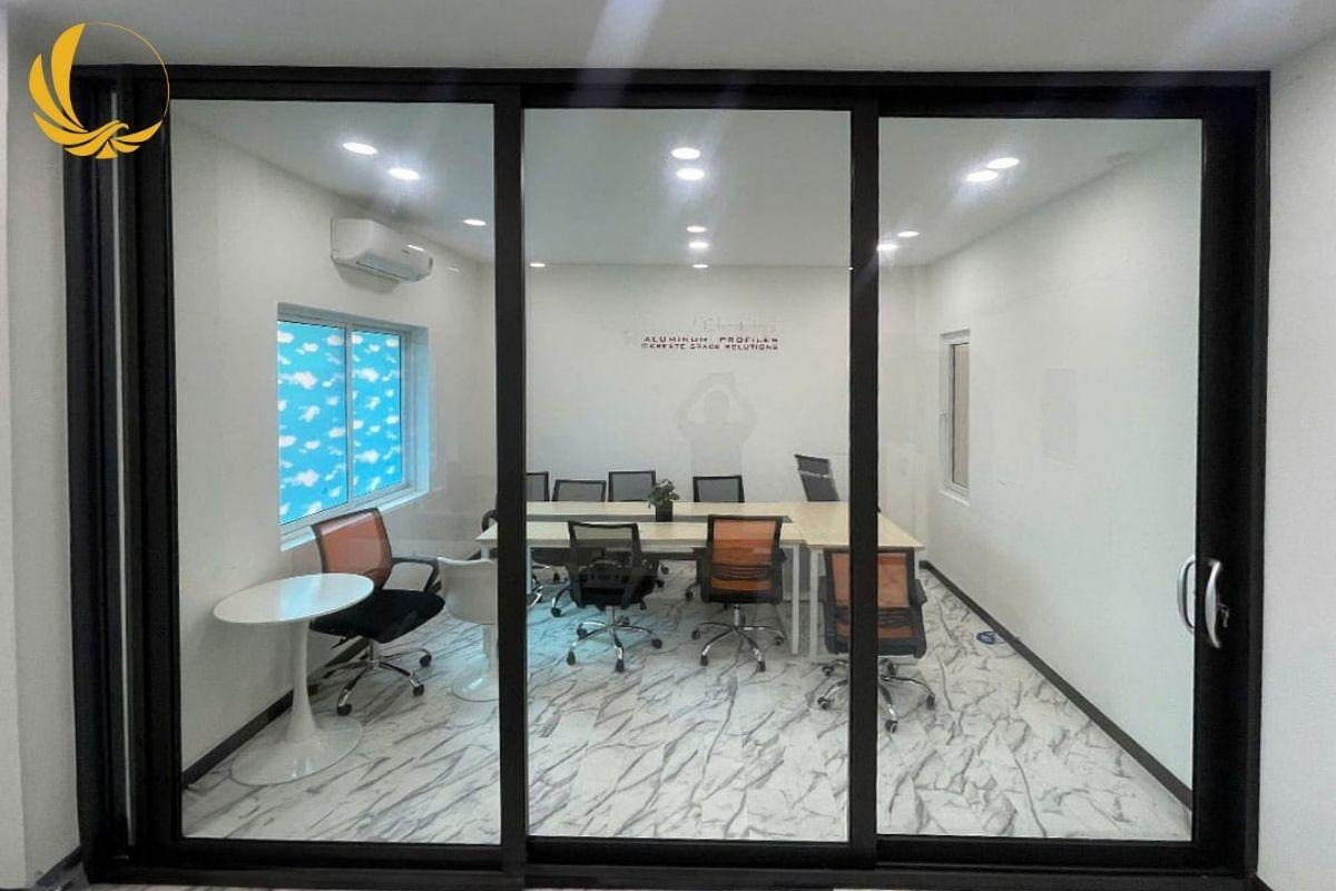Mẫu cửa đi lùa nhôm xingfa hệ 93 thiết kế 3 cánh trượt linh hoạt về một phía giúp mở rộng không gian