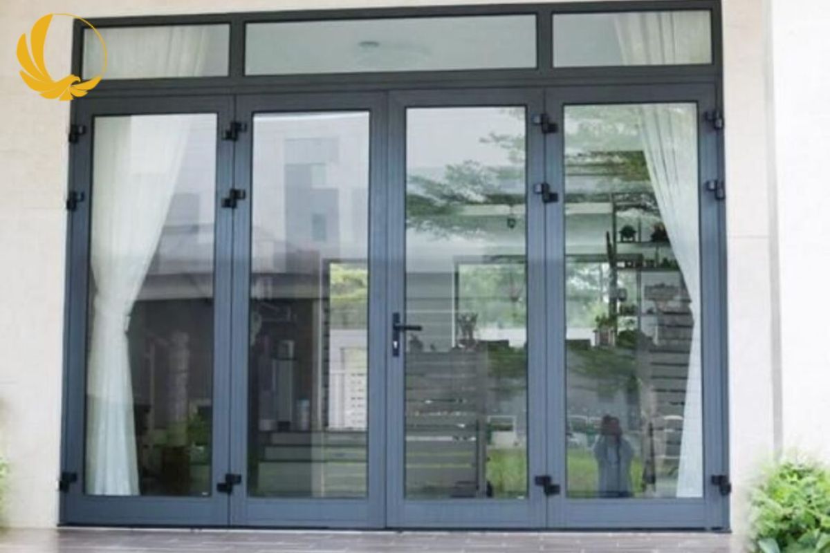 Mẫu cửa bốn cánh giúp mở rộng không gian và đón ánh sáng hiệu quả
