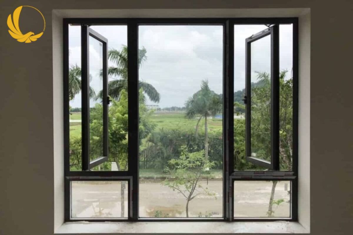 Cửa sổ mở quay mang lại không gian thông thoáng và thuận tiện vệ sinh định kỳ