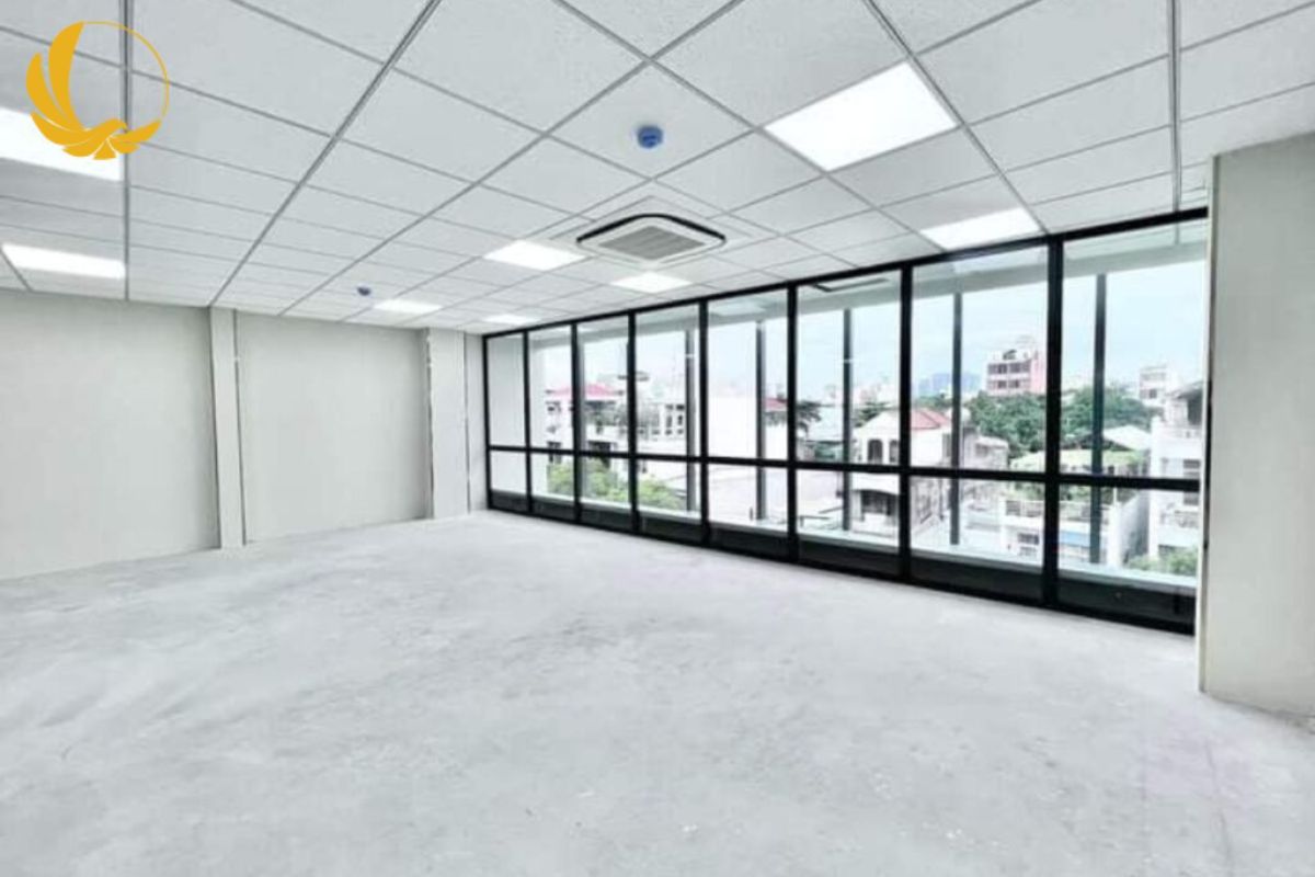 Hệ vách kính hiện đại nâng tầm không gian văn phòng tại trung tâm Quận 1