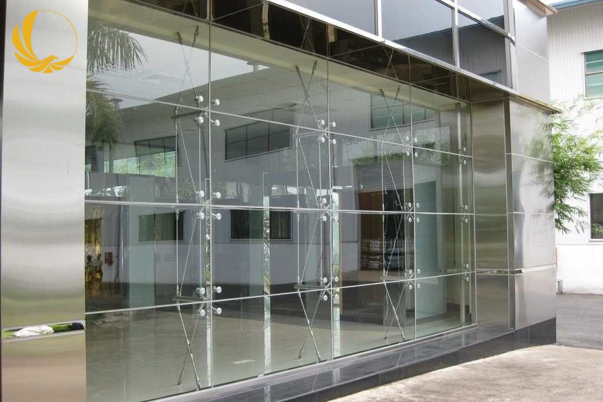 Mặt dựng kính hệ spider là giải pháp kiến trúc không khung sang trọng, đầy tính thẩm mỹ