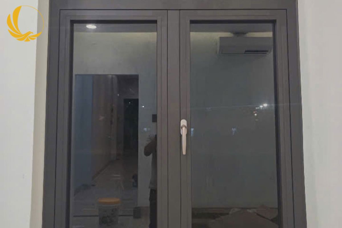 Cửa sổ mở quay giúp đón gió, lưu thông khí trời hiệu quả cho phòng ngủ
