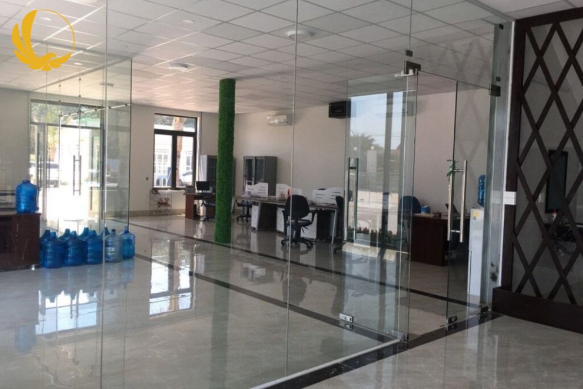 Mẫu vách kính văn phòng lấy sáng tốt, tạo không gian thông thoáng