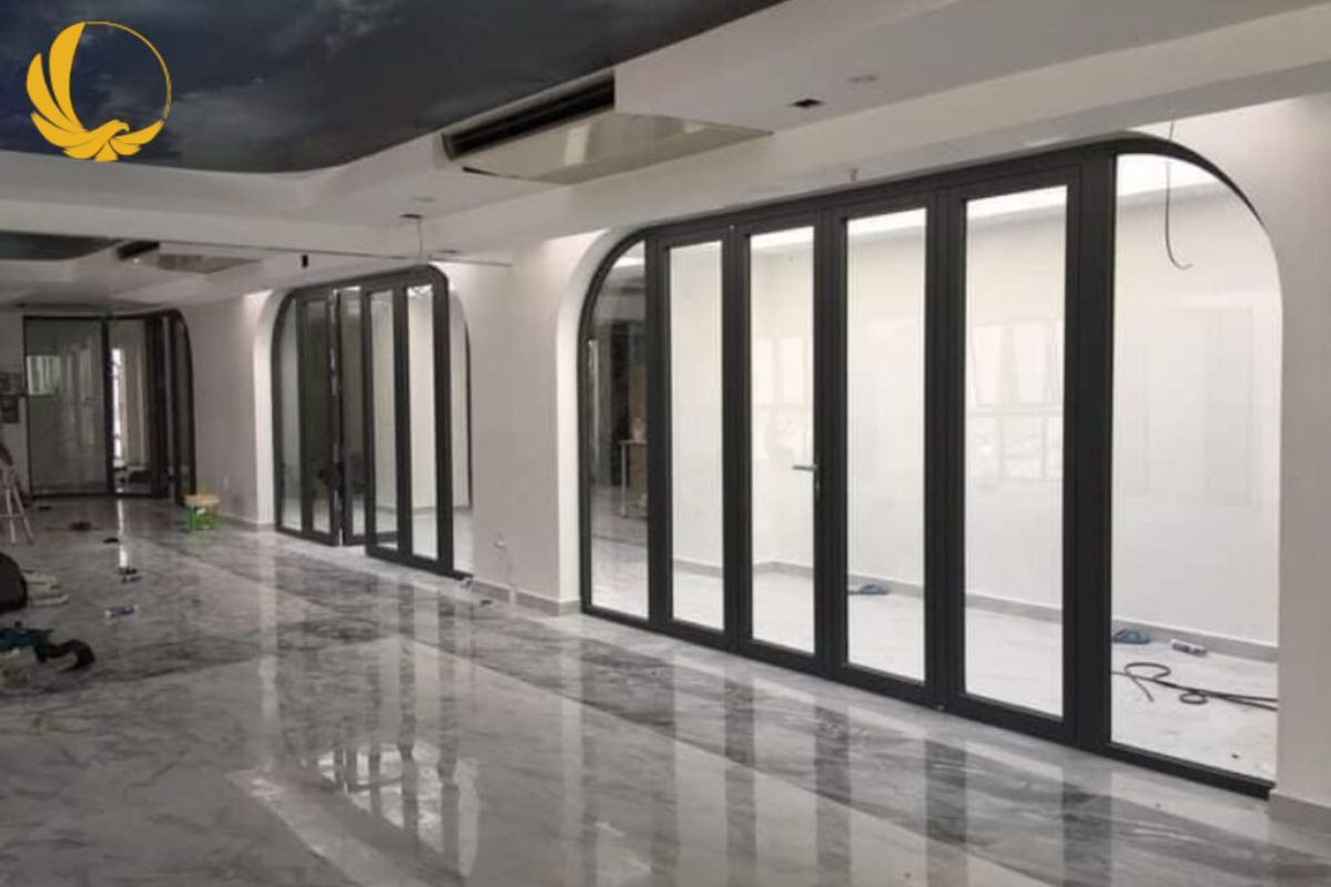 Thi công đa dạng hạng mục vách kính cho mọi không gian văn phòng hiện đại