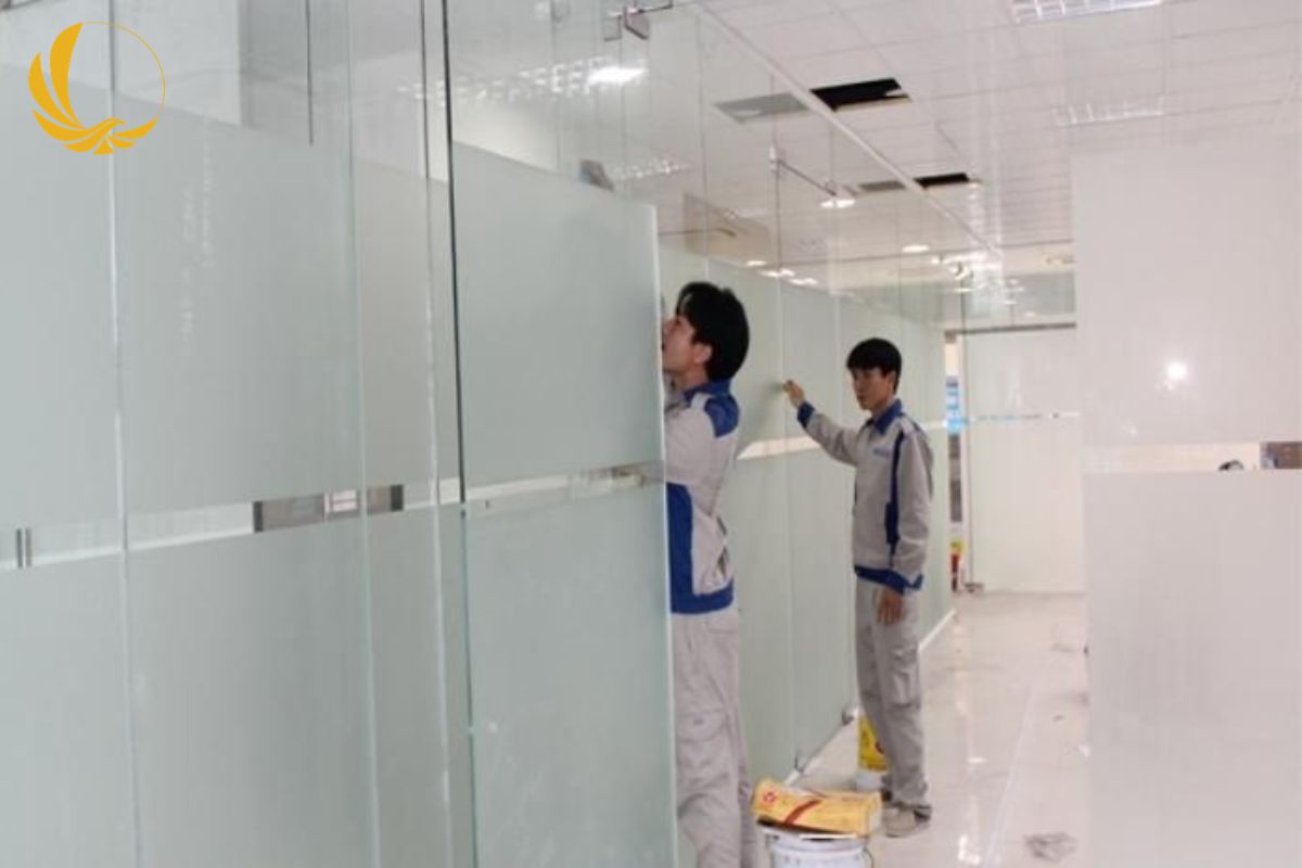 Chuẩn bị dụng cụ trước khi tháo lắp cửa kính cường lực