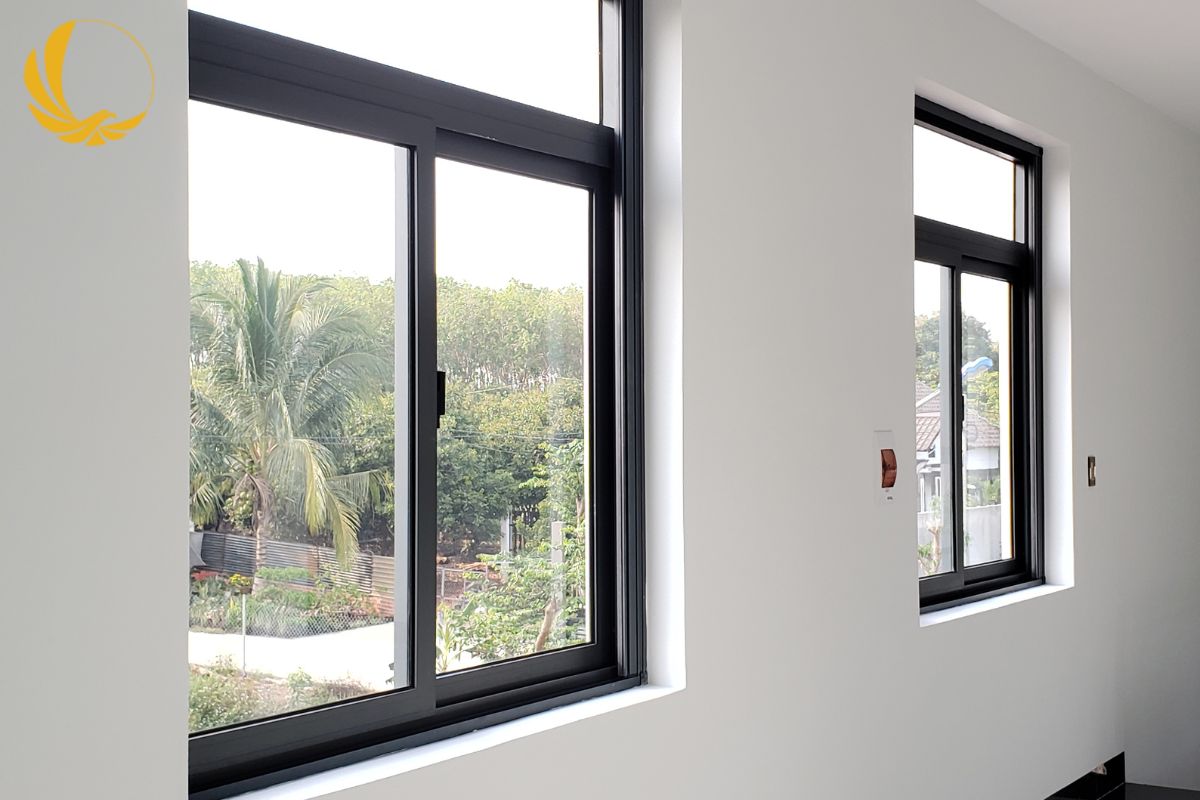 Đội ngũ Nam Tiến Window thi công cửa nhôm Xingfa ở Bình Dương đúng tiến độ