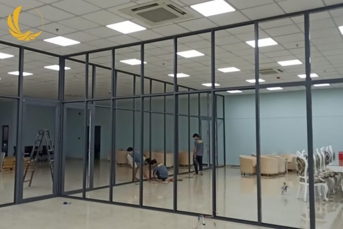 Vách kính cố định có khung bao nhôm Xingfa