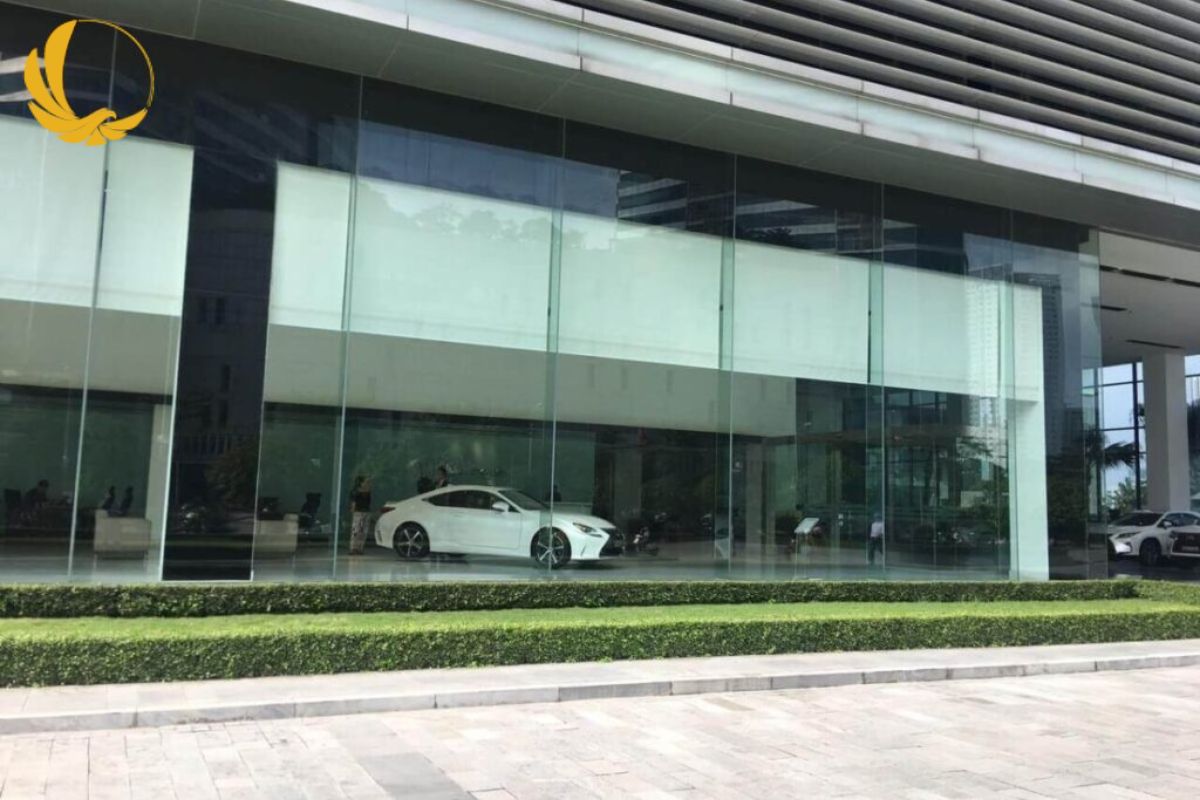 Vách kính cường lực mặt dựng giúp showroom, cửa hàng thêm thu hút và sang trọng hơn