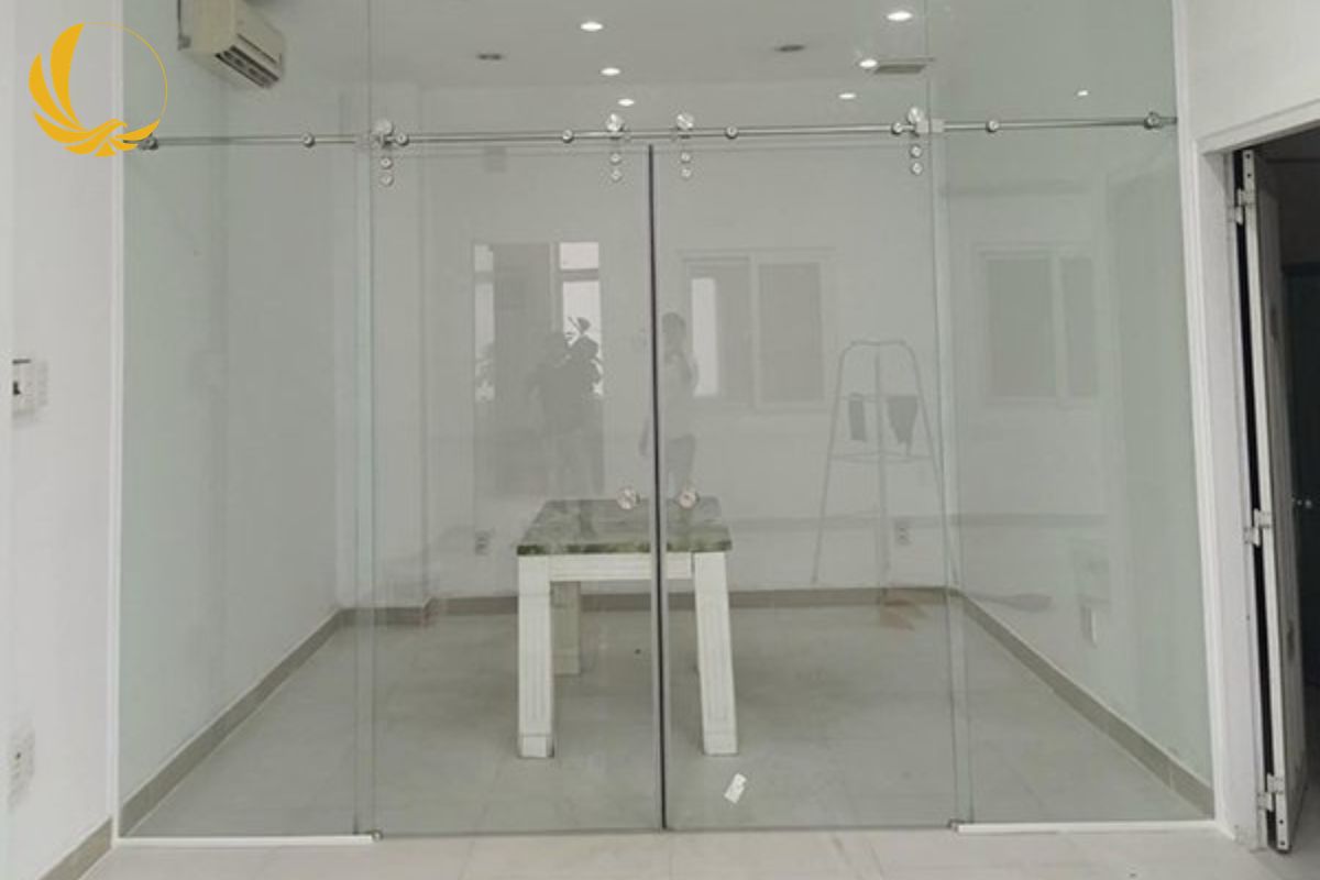 Cửa kính thủy lực bản lề sàn phòng khách
