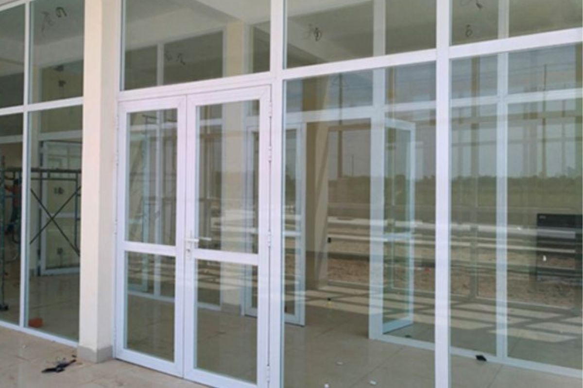 Mẫu vách kính khung nhôm trắng sứ