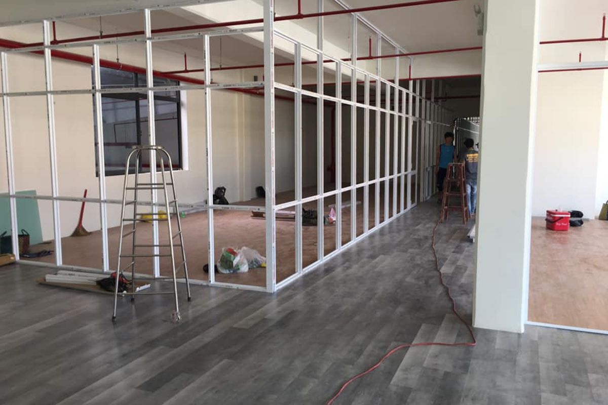 Mẫu vách nhôm kính Xingfa chia ô cổ điển