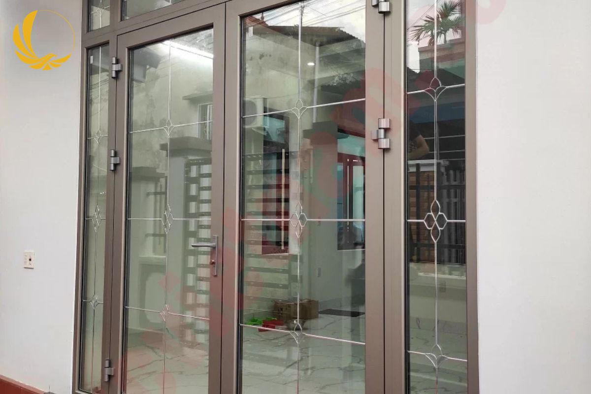 Mẫu cửa đi nhôm xingfa 2 cánh mở quay màu ghi xám hiện đại