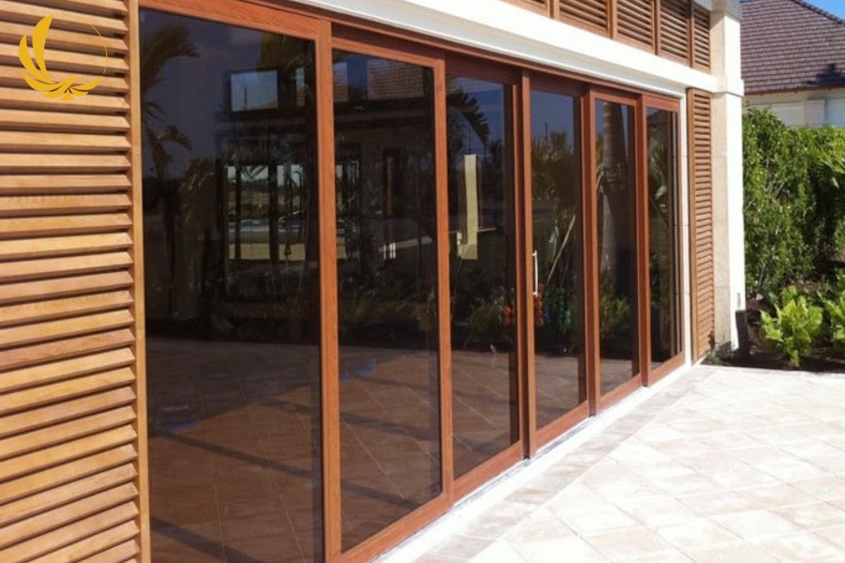 Mẫu cửa đi nhôm xingfa 4 cánh mở quay màu vân gỗ