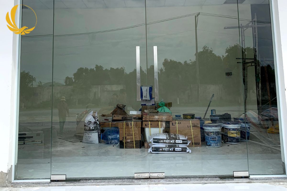 Thiết kế 2 cánh mở rộng không gian, tạo lối đi thông thoáng cho showroom và sảnh tòa nhà