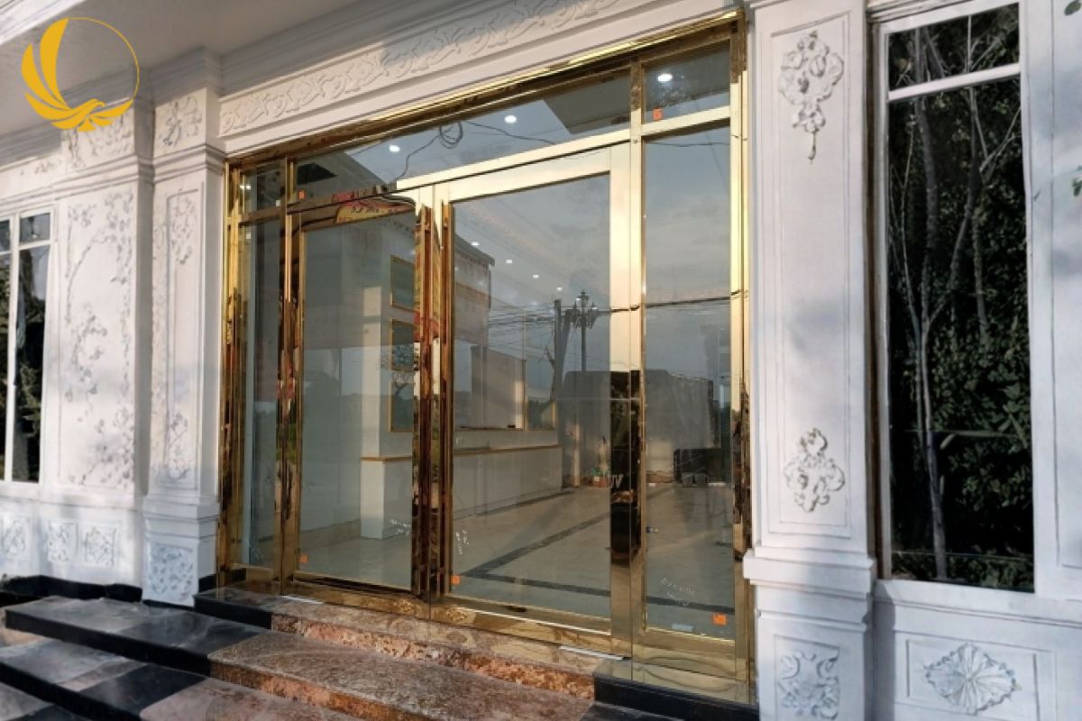 Khung bao chắc chắn giúp cố định cánh cửa, tăng khả năng cách âm và độ cứng
