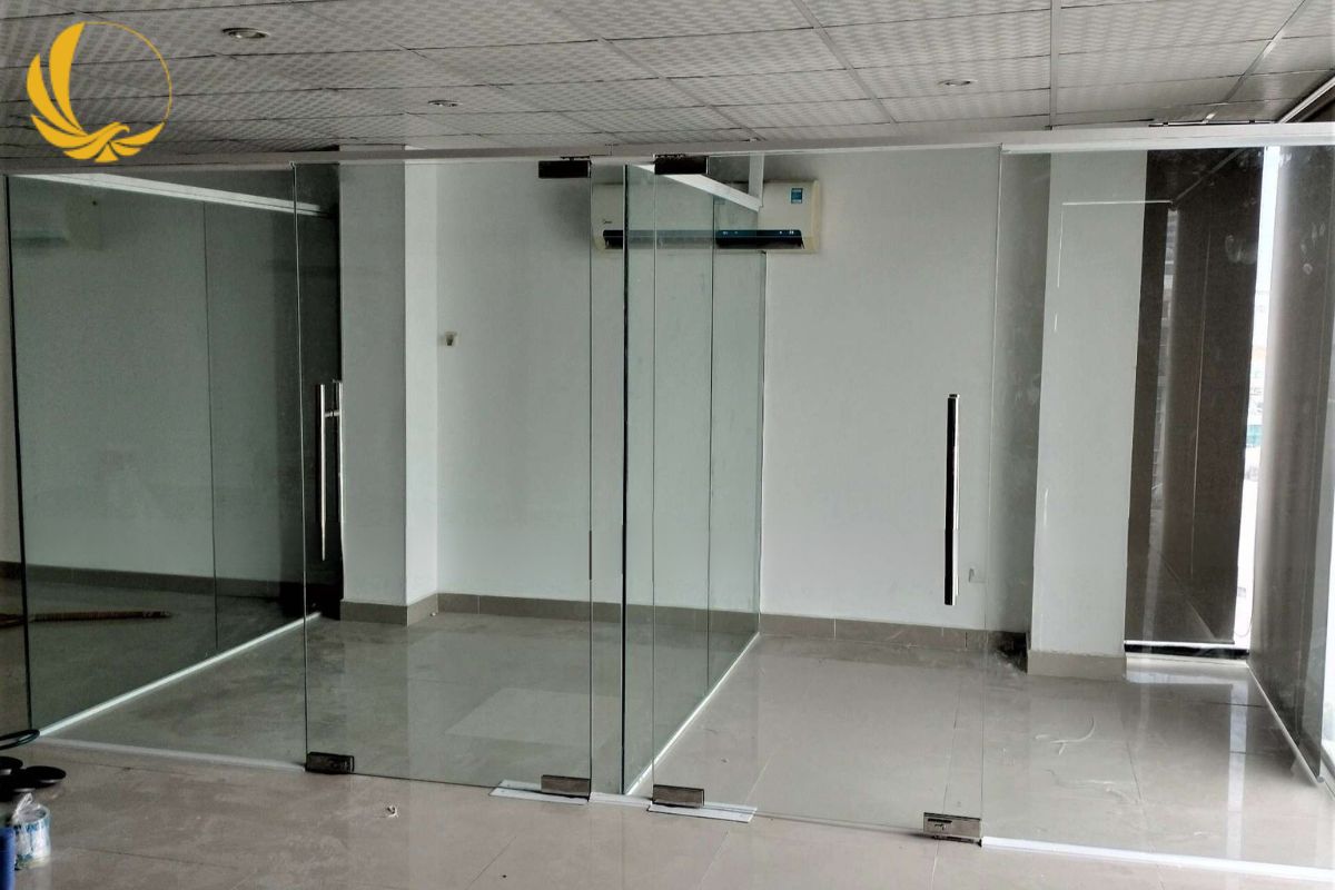 Cấu tạo từ kính cường lực cao cấp kết hợp hệ thống bản lề âm sàn hiện đại