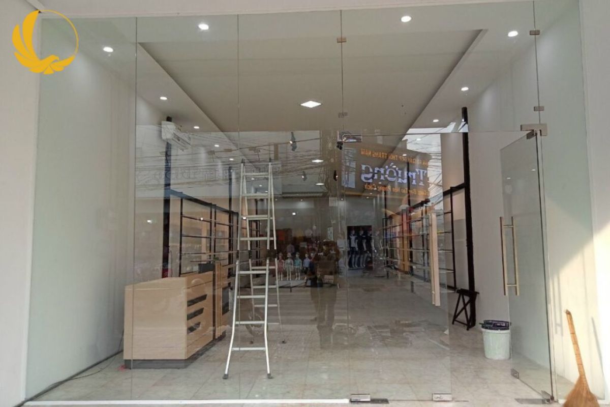 Giải pháp hoàn hảo cho cửa chính showroom, văn phòng và các không gian sống hiện đại