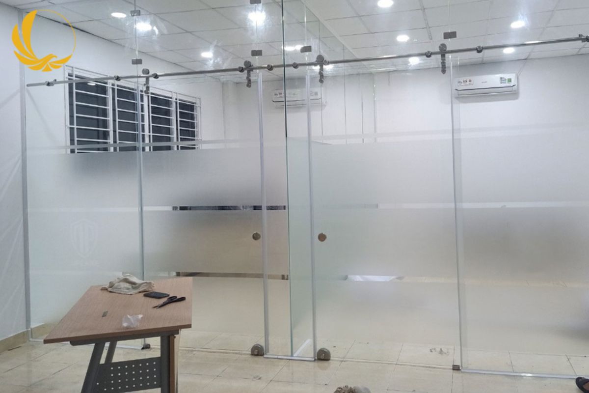 Cửa mở quay truyền thống, vận hành ổn định, phụ kiện bản lề chịu tải lớn