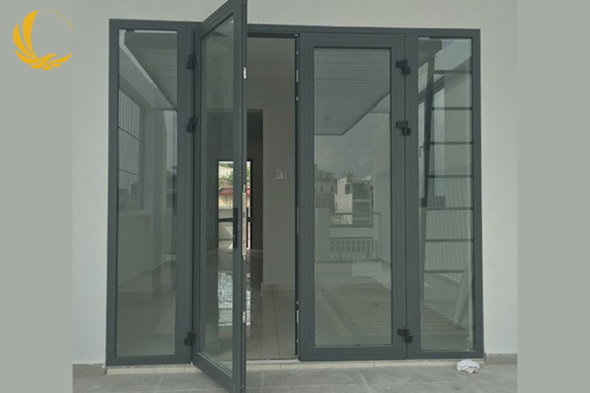 Mẫu cửa đi mở quay 2 cánh từ hệ cửa nhôm biệt thự cao cấp cho sảnh phụ