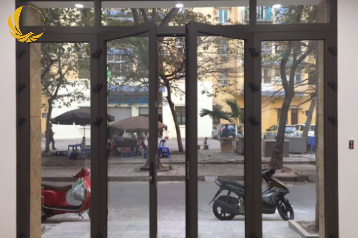 Mẫu cửa đi mở quay 4 cánh từ hệ cửa nhôm biệt thự cho mặt tiền chính